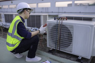 Soğutma ve Havalandırma Mühendisliği Tesis Soğutma Sorunlarını Tesis Tesislerinde, Elektrik Bakımı Yoğunlaşması Büyük endüstriyel binaların çatısında,