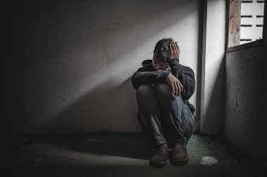 Asyalı bir bağımlı, ıssız bir yerde uyuşturucu bağımlısı, bu dünyada kendini yalnız hisseden bir keş, odanın bir köşesinde oturan üzgün bir genç, insanlar stresli ve depresyondalar.