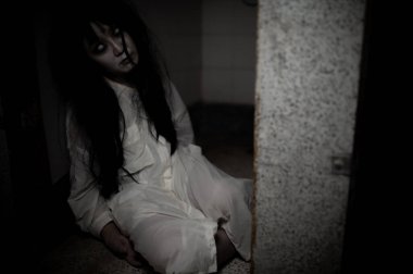 Asyalı kadın makyajı hayaleti, arka plan korku sahnesi, Cadılar Bayramı festivali konsepti, hayalet filmleri afişi, dairede kızgın ruh.