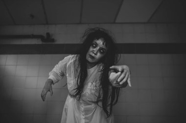 Asyalı kadın makyajı hayaleti, arka plan korku sahnesi, Cadılar Bayramı festivali konsepti, hayalet filmleri afişi, dairede kızgın ruh.