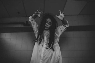 Asyalı kadın makyajı hayaleti, arka plan korku sahnesi, Cadılar Bayramı festivali konsepti, hayalet filmleri afişi, dairede kızgın ruh.