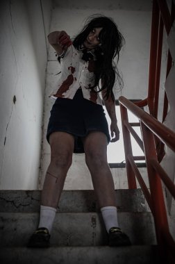 Asyalı kadın makyajı hayaleti, arka plan korku sahnesi, Cadılar Bayramı festivali konsepti, hayalet filmleri afişi, dairede kızgın ruh.