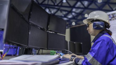 Büyük Endüstri Fabrikası Kadın Bilgisayar Mühendisi Kişisel Bilgisayar 'da çalışıyor. Tayland' daki insanlar dört monitör ve ciddi programcılarla çalışıyor.