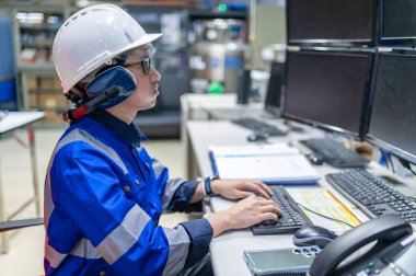 Büyük Endüstri Fabrikası Kadın Bilgisayar Mühendisi Kişisel Bilgisayar 'da çalışıyor. Tayland' daki insanlar dört monitör ve ciddi programcılarla çalışıyor.