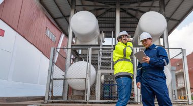 Mühendisler ve denetçiler sıvı helyum, önleyici bakım takvimi kontrolü, Taylandlılar, teknik sorunlara danışmanlık