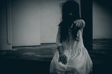 Asyalı kadın portresi kanla, korku sahnesiyle, korkunç geçmişiyle, Cadılar Bayramı posteriyle, Taylandlı insanlarla dolu.