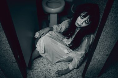 Asyalı kadın makyajı hayaleti, arka plan korku sahnesi, Cadılar Bayramı festivali konsepti, hayalet filmleri afişi, dairede kızgın ruh.