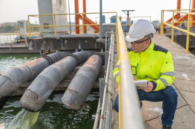 Çevre mühendisleri atık su arıtma tesislerinde, Su geri dönüşüm tesisinde tekrar kullanılmak üzere çalışan su tedarik mühendisliğinde çalışıyorlar