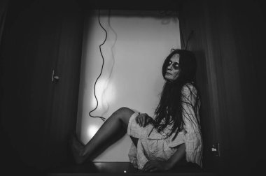 Asyalı kadın makyajı hayaleti, arka plan korku sahnesi, Cadılar Bayramı festivali konsepti, hayalet filmleri afişi, dairede kızgın ruh.