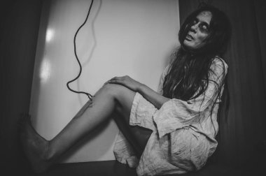 Asyalı kadın makyajı hayaleti, arka plan korku sahnesi, Cadılar Bayramı festivali konsepti, hayalet filmleri afişi, dairede kızgın ruh.