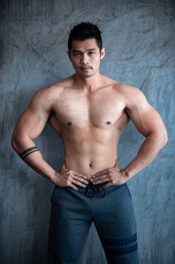 Asyalı bir adamın portresi spor salonundaki büyük kaslar Tayland 'daki insanlar, sağlıklı vücut geliştirme, vücut ağırlığı eğitimi, spor salonundaki spor konsepti.