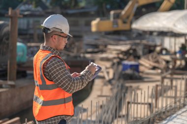 Köprü inşaatında çalışan inşaat mühendisi inşaat mühendisi, inşaat mühendisi denetleme işi, Foreman inşaat sahasındaki işi denetliyor.