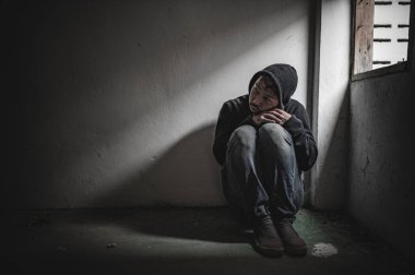 Asyalı bir bağımlı, ıssız bir yerde uyuşturucu bağımlısı, bu dünyada kendini yalnız hisseden bir keş, odanın bir köşesinde oturan üzgün bir genç, insanlar stresli ve depresyondalar.