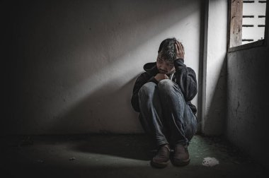 Asyalı bir bağımlı, ıssız bir yerde uyuşturucu bağımlısı, bu dünyada kendini yalnız hisseden bir keş, odanın bir köşesinde oturan üzgün bir genç, insanlar stresli ve depresyondalar.