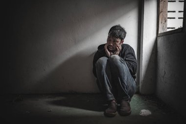 Asyalı bir bağımlı, ıssız bir yerde uyuşturucu bağımlısı, bu dünyada kendini yalnız hisseden bir keş, odanın bir köşesinde oturan üzgün bir genç, insanlar stresli ve depresyondalar.