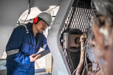 Makine mühendisi fabrikadaki büyük makineleri inceliyor, demiryolu motor bakım teknisyeni, motor tamircisi