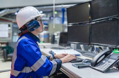 Büyük Endüstri Fabrikası Kadın Bilgisayar Mühendisi Kişisel Bilgisayar 'da çalışıyor. Tayland' daki insanlar dört monitör ve ciddi programcılarla çalışıyor.