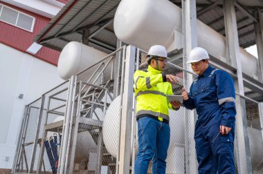 Mühendisler ve denetçiler sıvı helyum, önleyici bakım takvimi kontrolü, Taylandlılar, teknik sorunlara danışmanlık