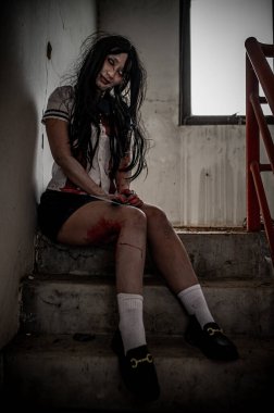 Asyalı kadın makyajı hayaleti, arka plan korku sahnesi, Cadılar Bayramı festivali konsepti, hayalet filmleri afişi, dairede kızgın ruh.