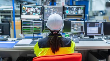 Büyük Endüstri Fabrikası Kadın Bilgisayar Mühendisi Kişisel Bilgisayar 'da çalışıyor. Tayland' daki insanlar dört monitör ve ciddi programcılarla çalışıyor.