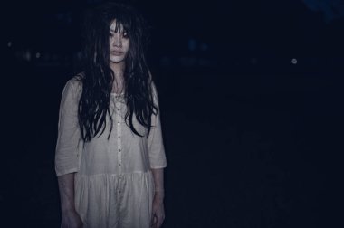 Asyalı kadın portresi kanla, korku sahnesiyle, korkunç geçmişiyle, Cadılar Bayramı posteriyle, Taylandlı insanlarla dolu.