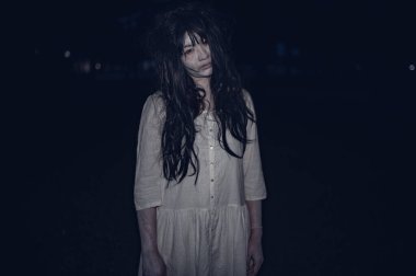 Asyalı kadın portresi kanla, korku sahnesiyle, korkunç geçmişiyle, Cadılar Bayramı posteriyle, Taylandlı insanlarla dolu.