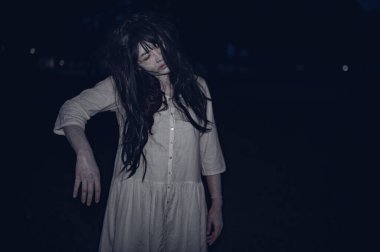 Asyalı kadın portresi kanla, korku sahnesiyle, korkunç geçmişiyle, Cadılar Bayramı posteriyle, Taylandlı insanlarla dolu.