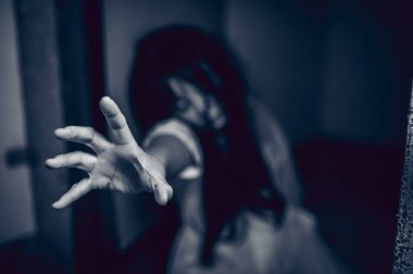Asyalı kadın makyajı hayaleti, arka plan korku sahnesi, Cadılar Bayramı festivali konsepti, hayalet filmleri afişi, dairede kızgın ruh.