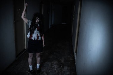 Asyalı kadın makyajı hayaleti, arka plan korku sahnesi, Cadılar Bayramı festivali konsepti, hayalet filmleri afişi, dairede kızgın ruh.