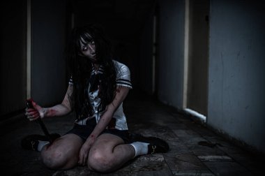 Asyalı kadın makyajı hayaleti, arka plan korku sahnesi, Cadılar Bayramı festivali konsepti, hayalet filmleri afişi, dairede kızgın ruh.