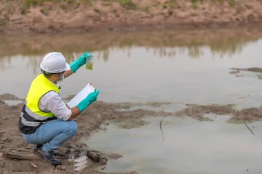 Çevre mühendisleri su kalitesini inceler, suyu test etmek için laboratuvara getirir, su ve topraktaki mineral içeriğini kontrol eder, su kaynaklarındaki kirleticileri kontrol ederler..