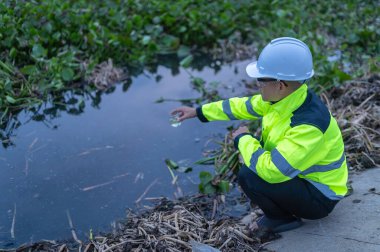 Çevre mühendisleri su kalitesini inceler, suyu test etmek için laboratuvara getirir, su ve topraktaki mineral içeriğini kontrol eder, su kaynaklarındaki kirleticileri kontrol ederler..