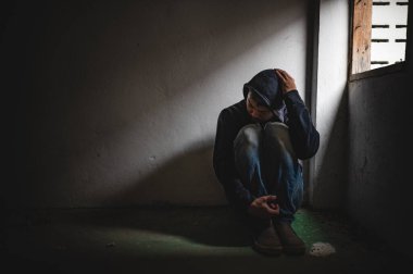 Asyalı bir bağımlı, ıssız bir yerde uyuşturucu bağımlısı, bu dünyada kendini yalnız hisseden bir keş, odanın bir köşesinde oturan üzgün bir genç, insanlar stresli ve depresyondalar.