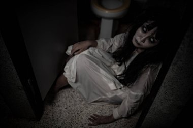 Asyalı kadın makyajı hayaleti, arka plan korku sahnesi, Cadılar Bayramı festivali konsepti, hayalet filmleri afişi, dairede kızgın ruh.