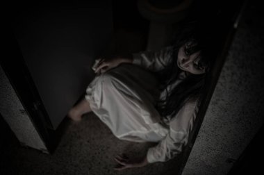 Asyalı kadın makyajı hayaleti, arka plan korku sahnesi, Cadılar Bayramı festivali konsepti, hayalet filmleri afişi, dairede kızgın ruh.