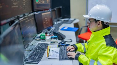 Büyük Endüstri Fabrikası Kadın Bilgisayar Mühendisi Kişisel Bilgisayar 'da çalışıyor. Tayland' daki insanlar dört monitör ve ciddi programcılarla çalışıyor.