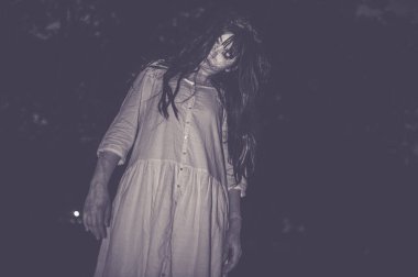 Asyalı kadın portresi kanla, korku sahnesiyle, korkunç geçmişiyle, Cadılar Bayramı posteriyle, Taylandlı insanlarla dolu.