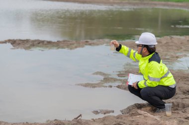 Çevre mühendisleri su kalitesini inceler, suyu test etmek için laboratuvara getirir, su ve topraktaki mineral içeriğini kontrol eder, su kaynaklarındaki kirleticileri kontrol ederler..