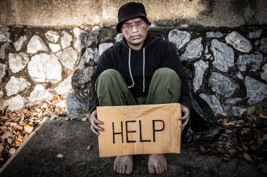 Asyalı adam yan yolda evsiz, yabancı biri yolda yalnız yaşamak zorunda çünkü ailesi yok..