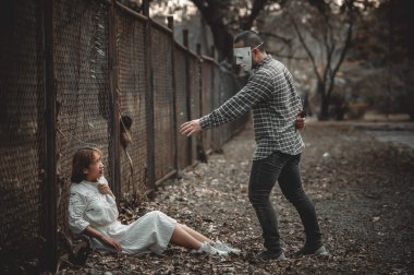 Seri katil sahnesi Asyalı bir kadını öldürmek üzere, konsept gerilim sahnesi, Cadılar Bayramı festivali