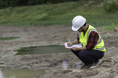 Çevre mühendisleri su kalitesini inceler, suyu test etmek için laboratuvara getirir, su ve topraktaki mineral içeriğini kontrol eder, su kaynaklarındaki kirleticileri kontrol ederler..