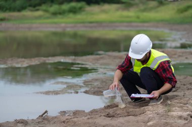 Çevre mühendisleri su kalitesini inceler, suyu test etmek için laboratuvara getirir, su ve topraktaki mineral içeriğini kontrol eder, su kaynaklarındaki kirleticileri kontrol ederler..