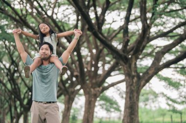 Mutlu baba-kız kucaklaşması kırsal kesimde, Babalar Günü konsepti, hassas anın tadını çıkarmak.