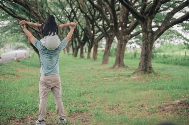 Mutlu baba-kız kucaklaşması kırsal kesimde, Babalar Günü konsepti, hassas anın tadını çıkarmak.