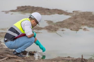 Çevre mühendisleri su kalitesini inceler, suyu test etmek için laboratuvara getirir, su ve topraktaki mineral içeriğini kontrol eder, su kaynaklarındaki kirleticileri kontrol ederler..