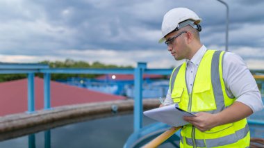 Çevre mühendisleri atık su arıtma tesislerinde, Su geri dönüşüm tesisinde tekrar kullanılmak üzere çalışan su tedarik mühendisliğinde çalışıyorlar