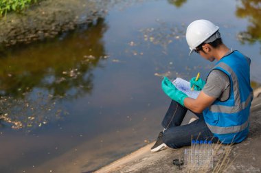 Çevre mühendisleri su kalitesini inceler, suyu test etmek için laboratuvara getirir, su ve topraktaki mineral içeriğini kontrol eder, su kaynaklarındaki kirleticileri kontrol ederler..
