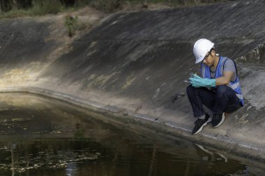 Çevre mühendisleri su kalitesini inceler, suyu test etmek için laboratuvara getirir, su ve topraktaki mineral içeriğini kontrol eder, su kaynaklarındaki kirleticileri kontrol ederler..