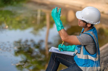 Çevre mühendisleri su kalitesini inceler, suyu test etmek için laboratuvara getirir, su ve topraktaki mineral içeriğini kontrol eder, su kaynaklarındaki kirleticileri kontrol ederler..