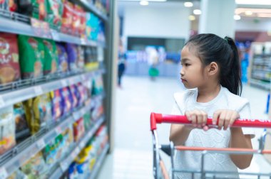 Güzel Asyalı kız süpermarkette alışverişe çıkıyor, dinlenme zamanı, akşam yemeği, Taylandlı insanlar, mutlu yaşam tarzı konsepti.